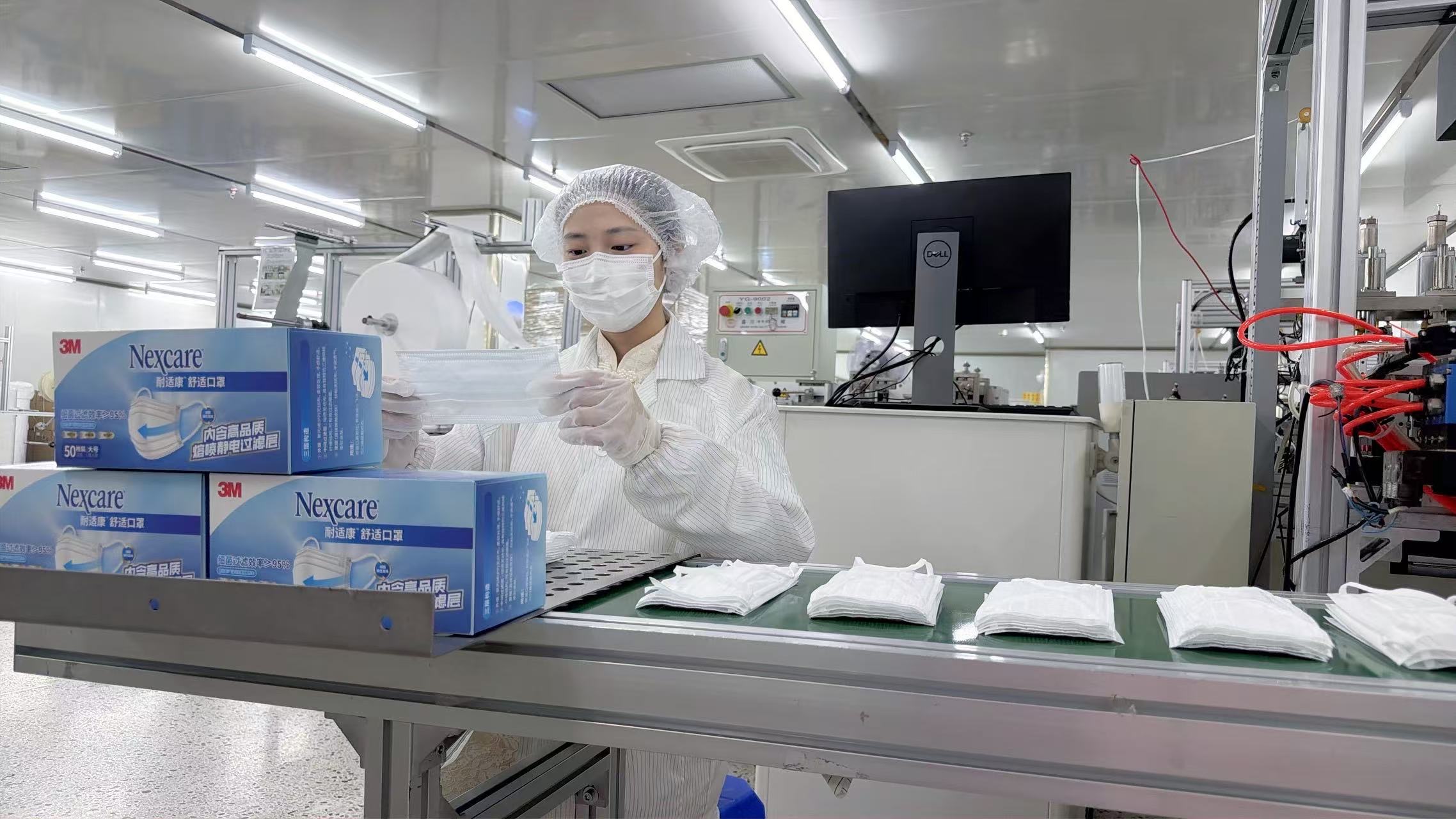 自社工場でのマスク生産・検品の様子