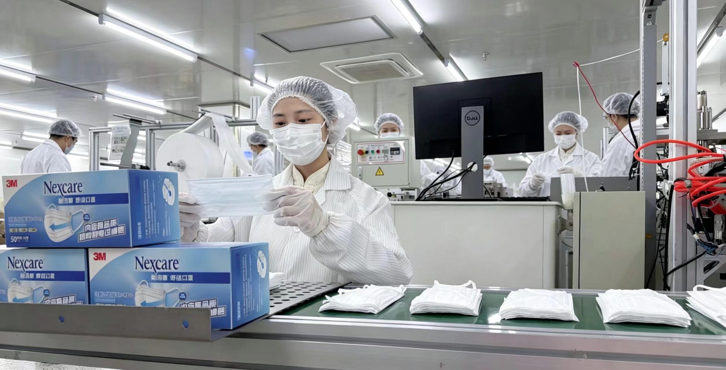 衛生用品の製造設備が並ぶ工場内
